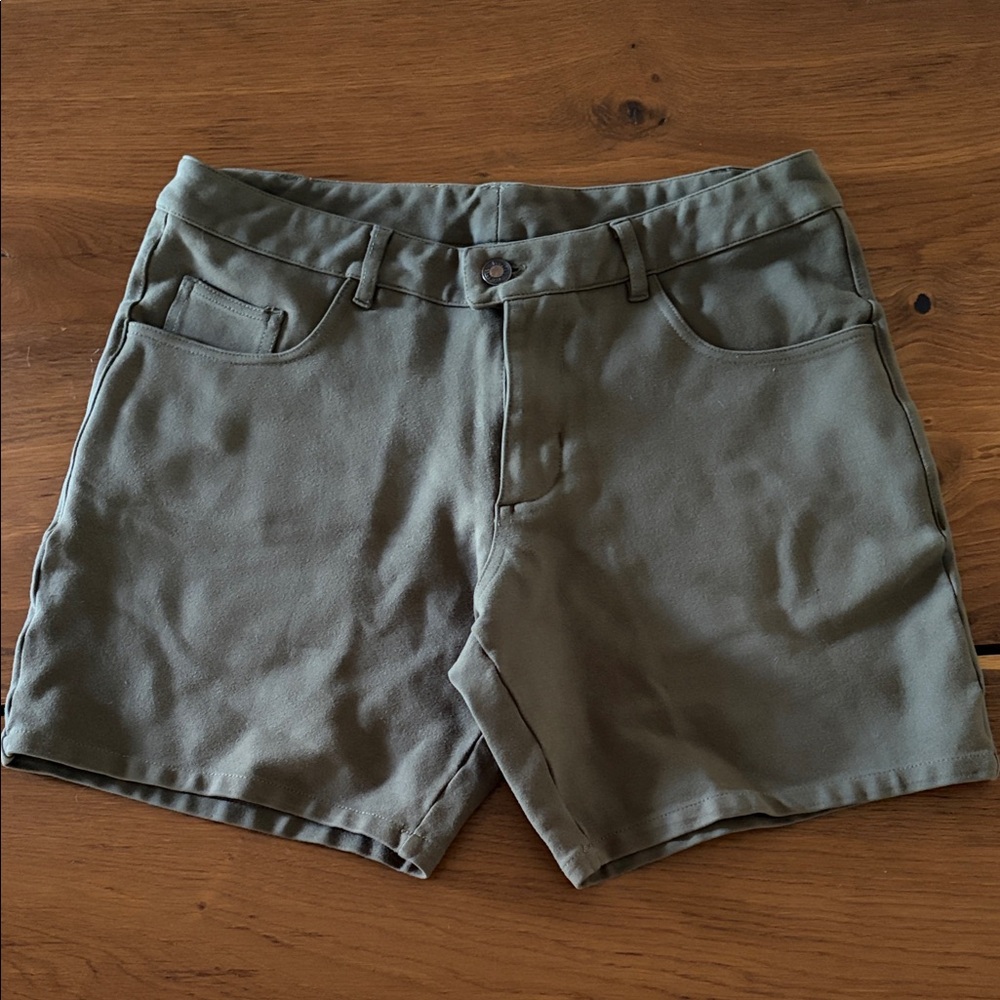 Timoteo Men's Green Stretch Shorts with Belt Loops